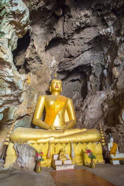 Buddha in temple cave — Stock Photo, Image