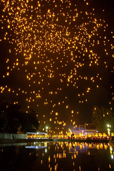 Lanterns in dark sky — Stock Photo, Image