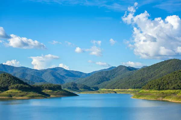 Green hills and blue sky — Stock Photo, Image