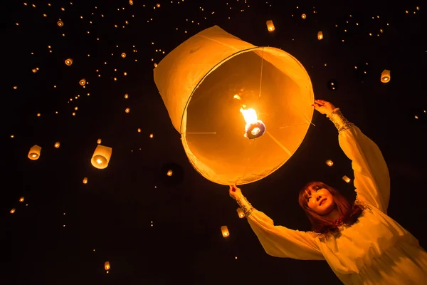 Femme et les lanternes du ciel — Photo