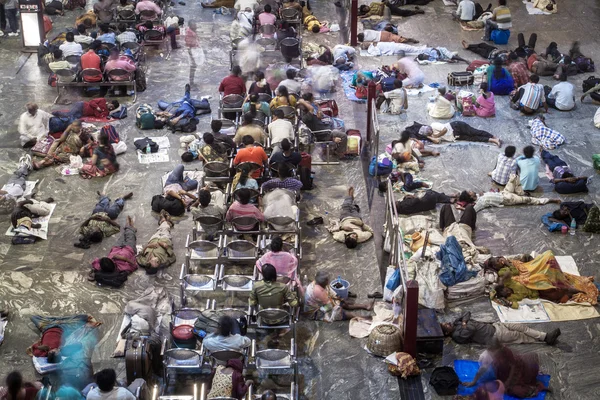 Commuters at railway station — Stock Photo, Image