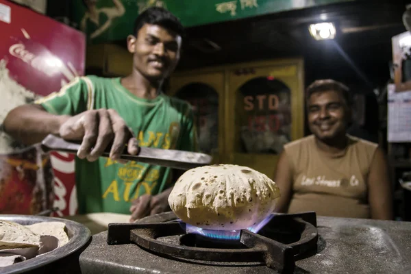 Mens koken chapatis in India — Stockfoto