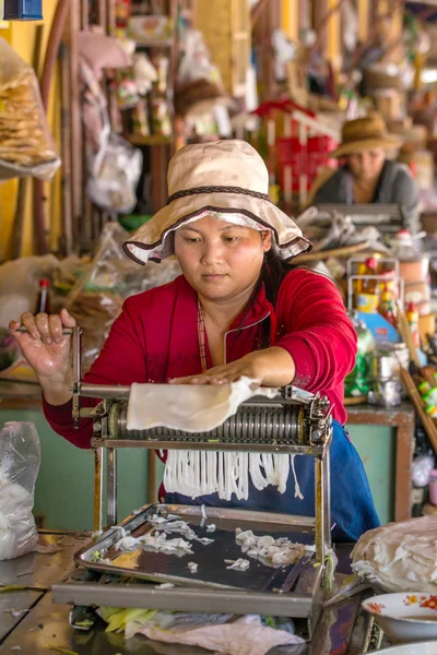 Женщина делает рисовую лапшу — стоковое фото