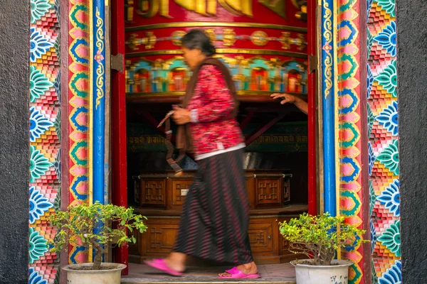 Mujer ir alrededor de Bouddanath —  Fotos de Stock