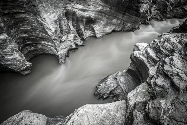 Río de montaña y cañón rocoso — Foto de Stock