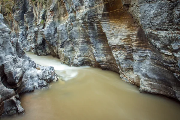 Río de montaña y cañón rocoso — Foto de Stock