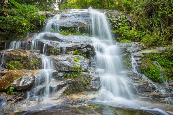 Cachoeira na floresta — Fotografia de Stock