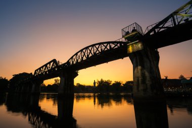 Kanchanaburi Kwai Nehri üzerinde köprü