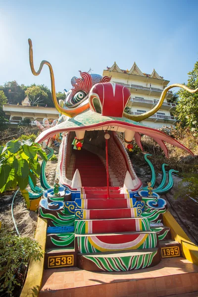 Cabeza de dragón en Wat Ban Tham —  Fotos de Stock