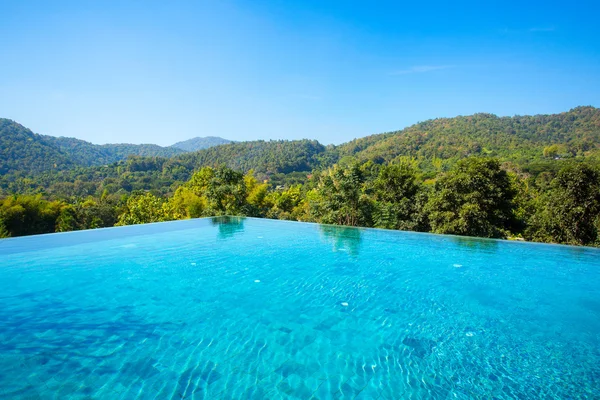 Hermosa piscina azul — Foto de Stock