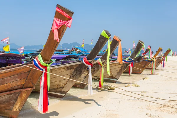 Longtail boot op tropisch strand — Stockfoto