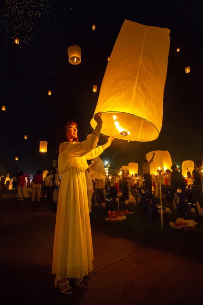 Woman releases Khom Loi — Stock Photo, Image