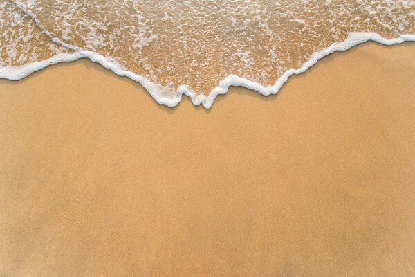 Волна на песчаном пляже
