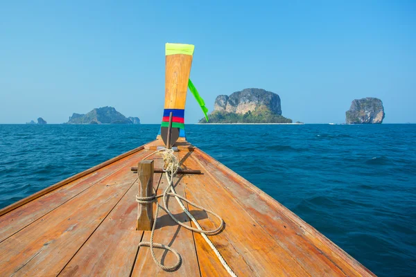 Longtail boat at tropical beach — Stock Photo, Image