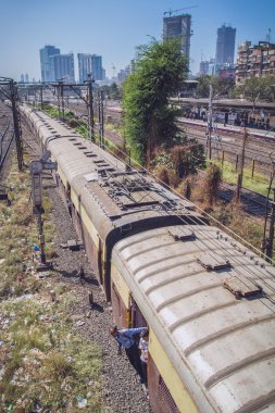 Tren dışında yerel askıda kalıyor