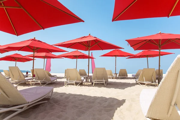 Sedie da spiaggia e ombrelloni — Foto Stock