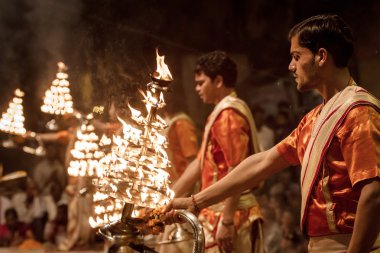 Acemiler Ganga Aarti töreni üzerinde