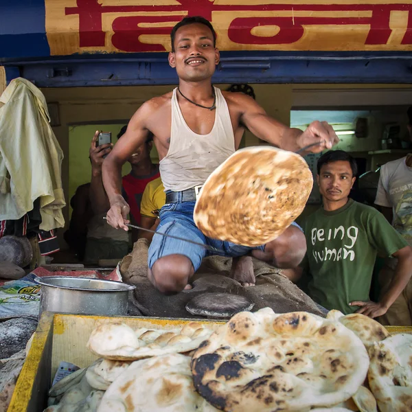 Hombre cocina tradicional nan — Foto de Stock