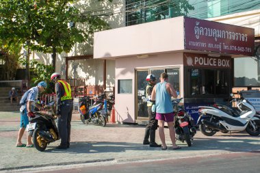 Yol polis turist motosiklet üzerinde kontrol