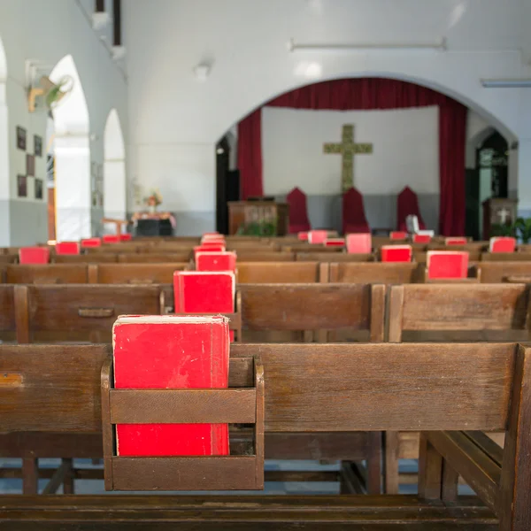 Inuti en katolsk kyrka — Stockfoto