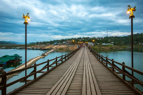 Die alte holzbrücke in sangklaburi, thailand — Stockfoto