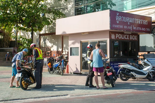 Policja drogowa sprawdzić turystów na motocyklach — Zdjęcie stockowe