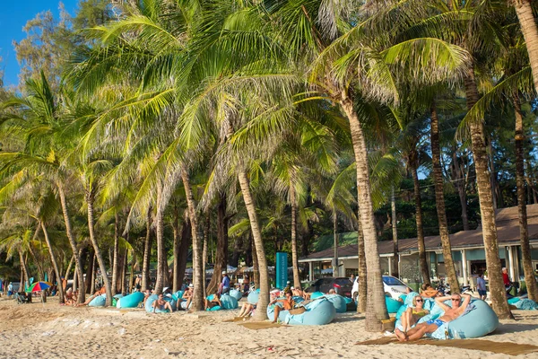 People resting at beach on Phuket, Thailand — Stock Photo, Image