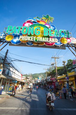Patong Beach hoş geldiniz işareti.