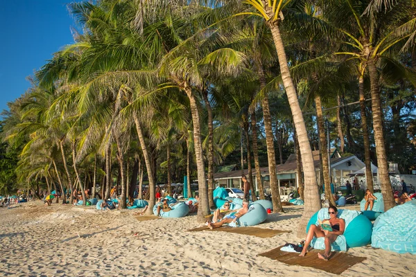 People resting on the couches at the luxury Surin beach — Stock Photo, Image