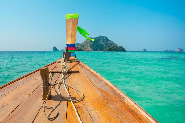 Longtail boat at the tropical beach — Stock Photo, Image