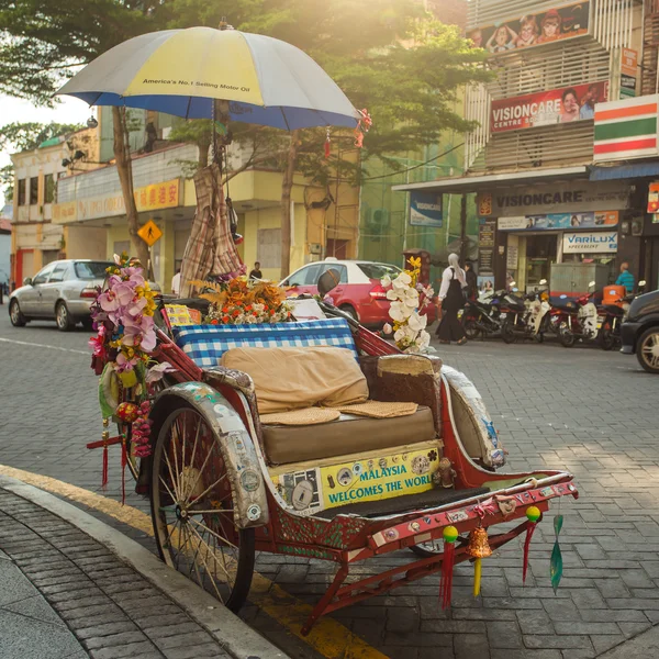 En gammal traditionell Cykeltaxi cab längs en gata i Penang — Stockfoto