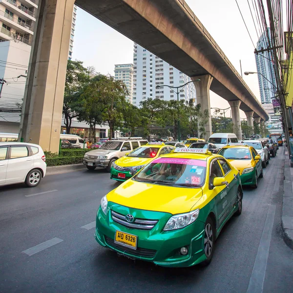 Färgglada bilar taxi — Stockfoto