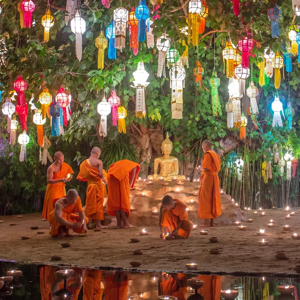 Mnichów buddyjskich oświetlenie świece do posągu Buddy — Zdjęcie stockowe