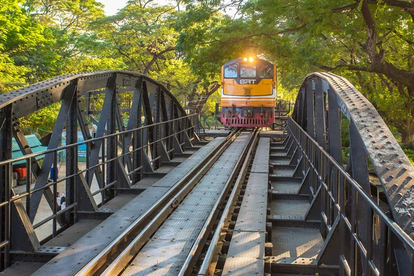 Поезд на мосту через реку Квай — стоковое фото