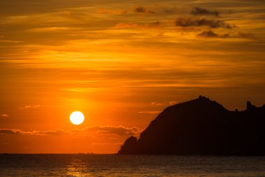 Kızıl gökyüzü günbatımı