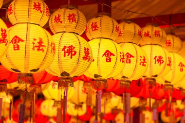 Kırmızı ve sarı kağıt fenerler