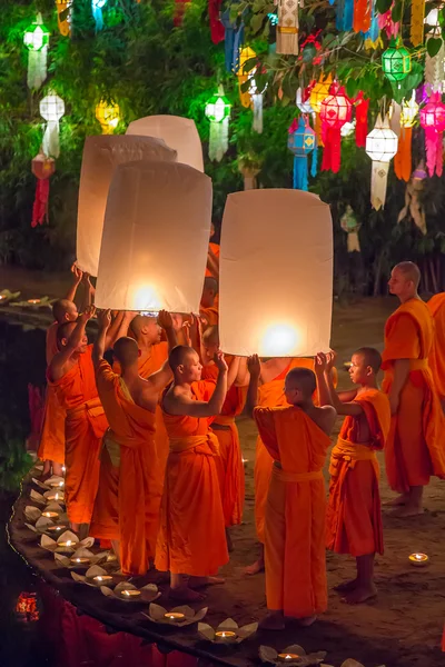 Chiang Mai, Thailand - November 6, 2014: Loy Kratong Festival, B — Stockfoto