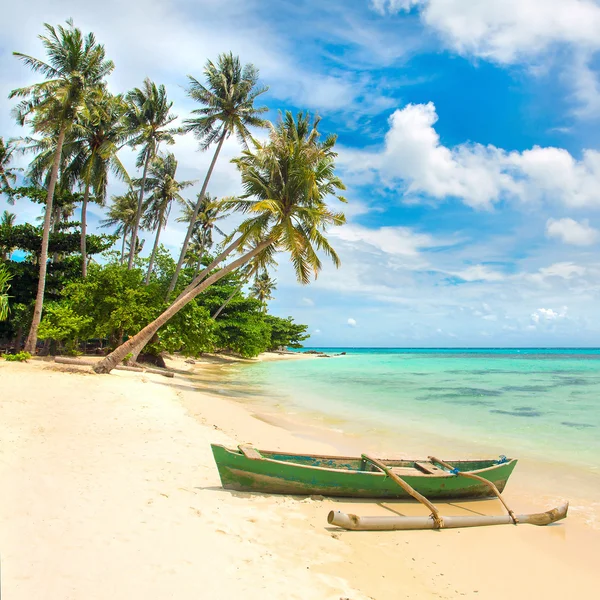 Boot am tropischen Strand — Stockfoto