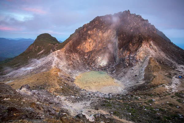 Sibayak-Vulkan bei Sonnenaufgang — Stockfoto
