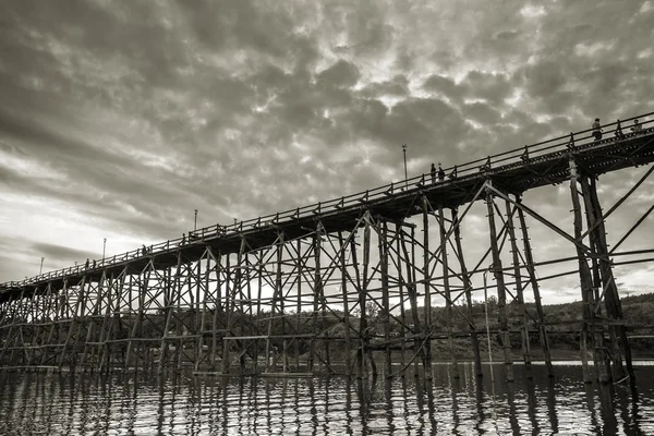 Die alte Holzbrücke — Stockfoto