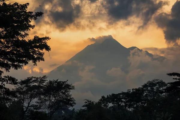 Sunset over mountain Sumbing volcano — Stockfoto