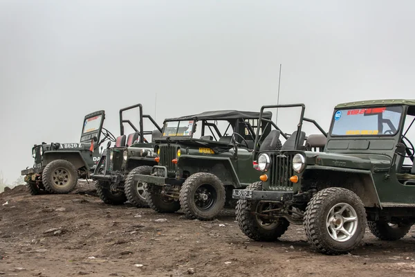 Jeeps estão esperando por seus convidados — Fotografia de Stock