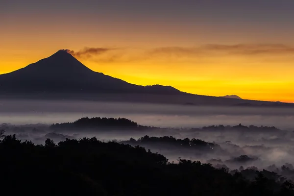 Merapi volcano and Borobudur temple — 图库照片