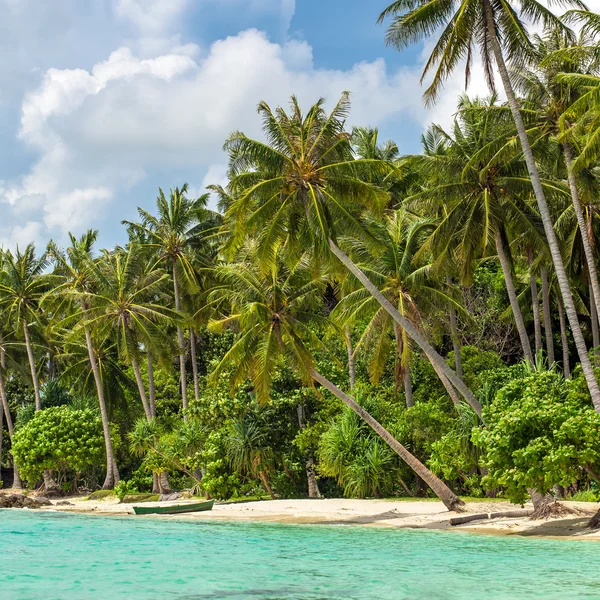 Boot op het tropische strand — Stockfoto