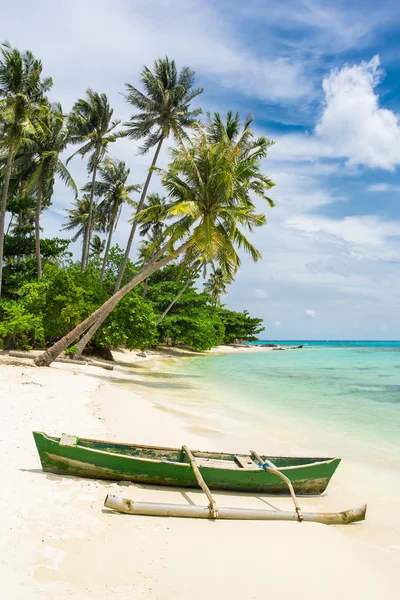 Boot am Strand auf der Insel Karimunjawa — Stockfoto