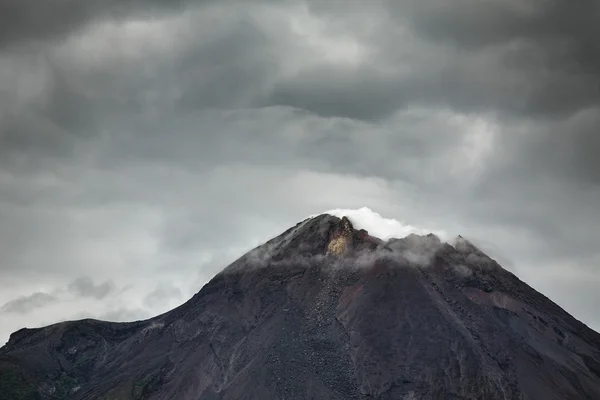 Горный вулкан Мерапи — стоковое фото