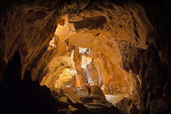 Trave di luce nella grotta dei pipistrelli — Foto Stock