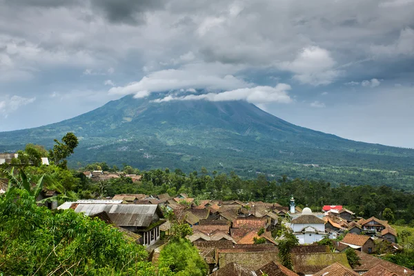 Деревня возле вулкана Мерапи — стоковое фото