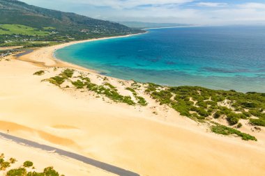 İspanya 'daki Valdevaqueros Kumulu' nun havadan görünüşü. Tarifa 'daki kum tepelerinin arasındaki asfalt yolda. Valdevaqueros kumulları, Cebelitarık Boğazı 'nda esen güçlü doğu rüzgarlarıyla ünlüdür..