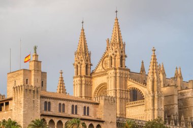 Gün batımında Santa Maria Katedrali, Palma de Mallorca, Mallorca, Balear Adaları, İspanya. Majorca adasındaki tarihi Katedral binasının güzel manzarası.